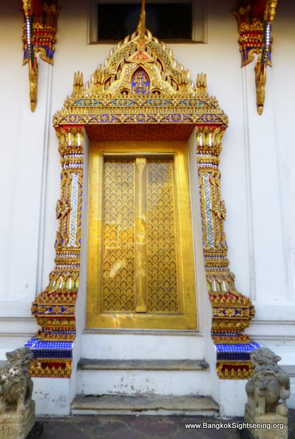 abundantly decorated door in the Wat Po temple